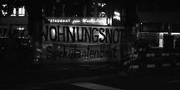 "Wohnungsdemo", "Wohnungsnot Spekulantenbrot" - Transparent beim Werdplatz, 01.10.1980