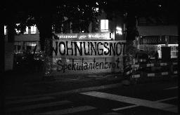"Wohnungsdemo", "Wohnungsnot Spekulantenbrot" - Transparent beim Werdplatz, 01.10.1980