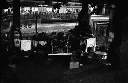 "Wohnungsdemo" - Demonstranten beim Werdplatz mit Möbeln, Kleidern und Transparenten, 01.10.1980