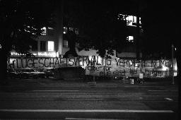 "Wohnungsdemo", "d'Lügeschaftsverwaltig verdient nume, aber für eus sind kei Wonige [ume]" - Transparent, 01.10.1980