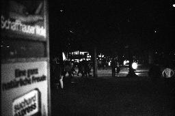 "Demo Bellevue" - Polizeiaufgebot an der Tramhaltestelle(?), im Vordergrund Werbeplakate, 04.10.1980