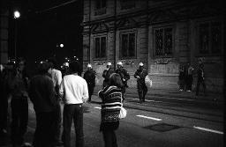 "Demo Bellevue" - Polizeibeamte und andere Personen vor dem Rathaus, 04.10.1980