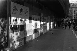 "Demo Bahnhofstrasse", "Die Briten lassen bitten. Globus" - Mehrere Plakate an Mauer, weiter hinten Passanten, 04.10.1980