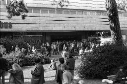 "Demo Bahnhofstrasse" - Grosser Menschenauflauf vor dem Globus-Center in Zürich, 04.10.1980
