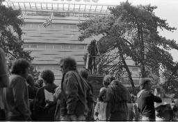 "Demo Bahnhofstrasse" - Grosser Menschenauflauf vor dem Globus-Center in Zürich, mittendrin die Statue von Johann Heinrich Pestalozzi, 04.10.1980