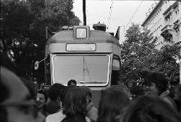 "Demo Bahnhofstrasse" - Grosser Menschenauflauf um ein Tram herum vor dem Globus-Center in Zürich, 04.10.1980