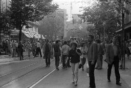 "Demo Bahnhofstrasse" - Strassenszene an der Bahnhofstrasse mit zahlreichen Menschen, 04.10.1980