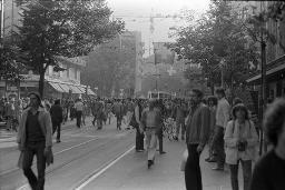 "Demo Bahnhofstrasse" - Strassenszene an der Bahnhofstrasse mit zahlreichen Menschen, 04.10.1980