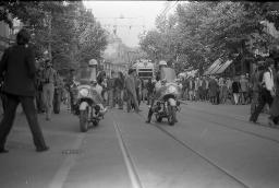 "Demo Bahnhofstrasse" - Strassenszene an der Bahnhofstrasse mit zahlreichen Menschen und zwei Polizeibeamten auf Motorrädern, 04.10.1980