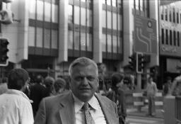 "Demo Bahnhofstrasse" - Strassenszene an der Bahnhofstrasse mit zahlreichen Menschen und einem Mann, der direkt in die Kamera schaut, 04.10.1980