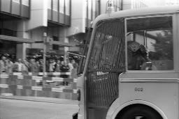 "Demo Bahnhofstrasse" - Grosser Polizeibus durch die Strasse, im Hintergrund zahlreiche beobachtende Passanten, 04.10.1980