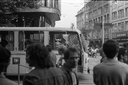 "Demo Bahnhofstrasse" - Grosser Polizeibus fährt mit Polizeibeamten an Bord durch die belebte Strasse, 04.10.1980