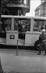 "Demo Bahnhofstrasse" - Grosser Polizeibus fährt mit Polizeibeamten an Bord durch die Strasse, 04.10.1980