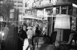 "Demo Bahnhofstrasse" - Strassenszene an der Bahnhofstrasse mit zahlreichen Menschen (Doppelbelichtung), 04.10.1980