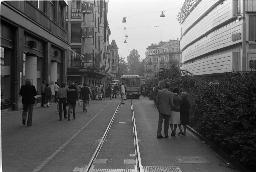"Demo Bahnhofstrasse" - Grosser Polizeibus fährt durch die belebte Strasse am Globus vorbei, Zürich, 04.10.1980
