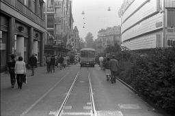 "Demo Bahnhofstrasse" - Grosser Polizeibus fährt durch die belebte Strasse am Globus vorbei, Zürich, 04.10.1980