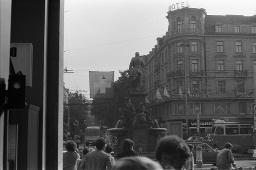 "Demo Bahnhofstrasse" - Alfred-Escher-Statue, um sie herum zahlreiche Personen und im Hintergrund ein Polizeibus, 04.10.1980