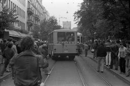 "Demo Bahnhofstrasse" - Grosser Polizeibus und zahlreiche Polizeibeamte kämpfen sich durch die stark belebte Strasse, 04.10.1980