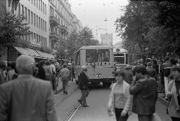 "Demo Bahnhofstrasse" - Grosser Polizeibus und zahlreiche Polizeibeamte kämpfen sich durch die stark belebte Strasse, 04.10.1980