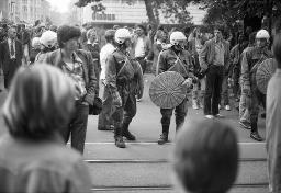"Demo Bahnhofstrasse" - Vier Polizeibeamte inmitten der stark belebten Strasse, 04.10.1980