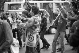 "Demo Bahnhofstrasse" - Jubelnde Jugendliche, hinter ihnen ein Polizeibus, 04.10.1980