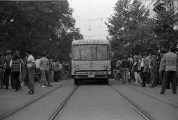 "Demo Bahnhofstrasse" - Grosser Polizeibus fährt durch die belebte Strasse, während viele Passanten beobachten, 04.10.1980