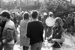 "Bahnhofstrassen-Demo / Einkreisung Pestalozziwiese" - Polizeibeamte(?) sowie viele Jugendliche bei der Bahnhofstrasse, 11.10.1980