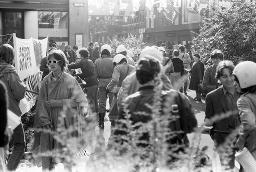 "Bahnhofstrassen-Demo / Einkreisung Pestalozziwiese" - Gruppe von Jugendlichen mit einem Transparent, im Hintergrund viele Zivilisten, 11.10.1980