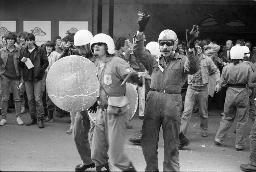 "Bahnhofstrassen-Demo / Einkreisung Pestalozziwiese" - Falsche Polizeibeamte (Verkleidete) führen etwas vor, viele Zuschauer beobachten, 11.10.1980