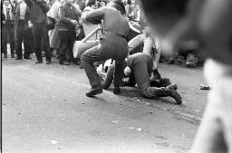 "Bahnhofstrassen-Demo / Einkreisung Pestalozziwiese" - Falsche Polizeibeamte (Verkleidete) führen etwas vor, viele Zuschauer beobachten, 11.10.1980