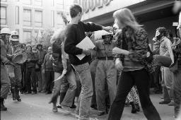 "Bahnhofstrassen-Demo / Einkreisung Pestalozziwiese" - Falsche Polizeibeamte (Verkleidete) führen etwas vor, viele Zuschauer beobachten, 11.10.1980