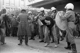"Bahnhofstrassen-Demo / Einkreisung Pestalozziwiese" - Falsche Polizeibeamte (Verkleidete) führen etwas vor, viele Zuschauer beobachten, 11.10.1980