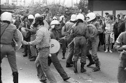 "Bahnhofstrassen-Demo / Einkreisung Pestalozziwiese" - Falsche Polizeibeamte (Verkleidete) führen etwas vor, viele Zuschauer beobachten, 11.10.1980