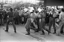 "Bahnhofstrassen-Demo / Einkreisung Pestalozziwiese" - Falsche Polizeibeamte (Verkleidete) führen etwas vor, viele Zuschauer beobachten, 11.10.1980