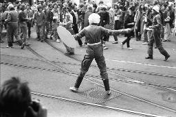 "Bahnhofstrassen-Demo / Einkreisung Pestalozziwiese" - Falsche Polizeibeamte (Verkleidete) führen etwas vor, viele Zuschauer beobachten, 11.10.1980