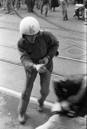"Bahnhofstrassen-Demo / Einkreisung Pestalozziwiese" - Strassentheater gegen Polizeigewalt, 11.10.1980