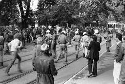 "Bahnhofstrassen-Demo / Einkreisung Pestalozziwiese" - Strassentheater gegen Polizeigewalt, 11.10.1980