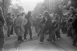 "Bahnhofstrassen-Demo / Einkreisung Pestalozziwiese" - Strassentheater gegen Polizeigewalt, 11.10.1980