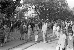 "Bahnhofstrassen-Demo / Einkreisung Pestalozziwiese" - Grosse Menschenmenge um die Pestalozziwiese, 11.10.1980