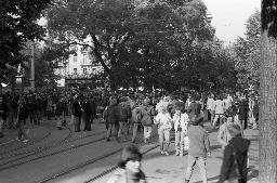 "Bahnhofstrassen-Demo / Einkreisung Pestalozziwiese" - Grosse Menschenmenge um die Pestalozziwiese, 11.10.1980