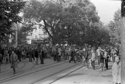 "Bahnhofstrassen-Demo / Einkreisung Pestalozziwiese" - Grosse Menschenmenge um die Pestalozziwiese, 11.10.1980