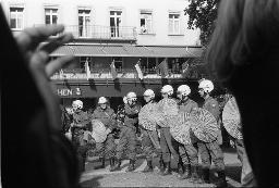 "Bahnhofstrassen-Demo / Einkreisung Pestalozziwiese" - Polizeibeamte stehen für ihren Einsatz bereit, 11.10.1980