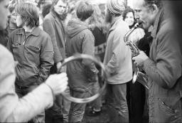 "Bahnhofstrassen-Demo / Einkreisung Pestalozziwiese" - Zwei Menschen musizieren (mit Saxophon und Tamburin) inmitten vieler Menschen, 11.10.1980