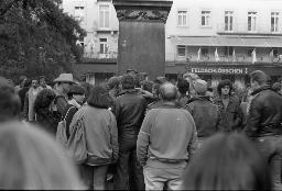 "Bahnhofstrassen-Demo / Einkreisung Pestalozziwiese" - Viele Menschen (vorwiegend Jugendliche) stehen um das Pestalozzi-Denkmal, 11.10.1980