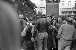 "Bahnhofstrassen-Demo / Einkreisung Pestalozziwiese" - Viele Menschen (vorwiegend Jugendliche) stehen um das Pestalozzi-Denkmal, 11.10.1980