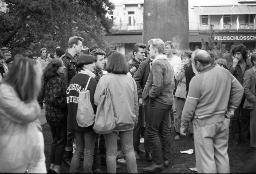 "Bahnhofstrassen-Demo / Einkreisung Pestalozziwiese" - Viele Menschen (vorwiegend Teddys/Teds) stehen um das Pestalozzi-Denkmal, 11.10.1980