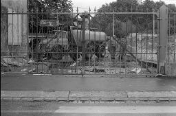 "AJZ" - Von der Polizei gesperrtes und verriegeltes autonomes Jugendzentrum beim Sihlquai, zwei Personen reinigen das Gelände, 23.10.1980