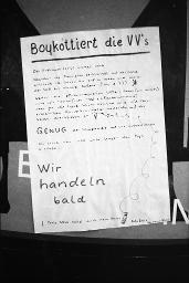 "Boykottiert die VV's [Vollversammlungen] ..." - Plakat an einer Glasscheibe, vermutlich im Oktober 1980