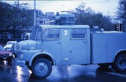 Grosses Polizeifahrzeug mit Wasserwerfern fährt durch die Stadt - vermutlich Herbst 1980
