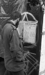 "Chaotikon, 20.04.1981" - Mann liest "Brächise der Stadt Zürich", rechtes Zürichseeufer